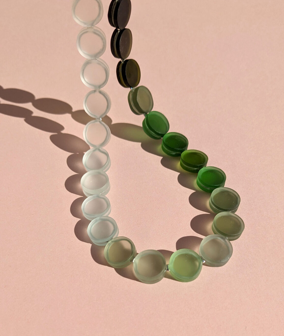 Collier réalisé avec des tessons ramassés sur les bords de mer